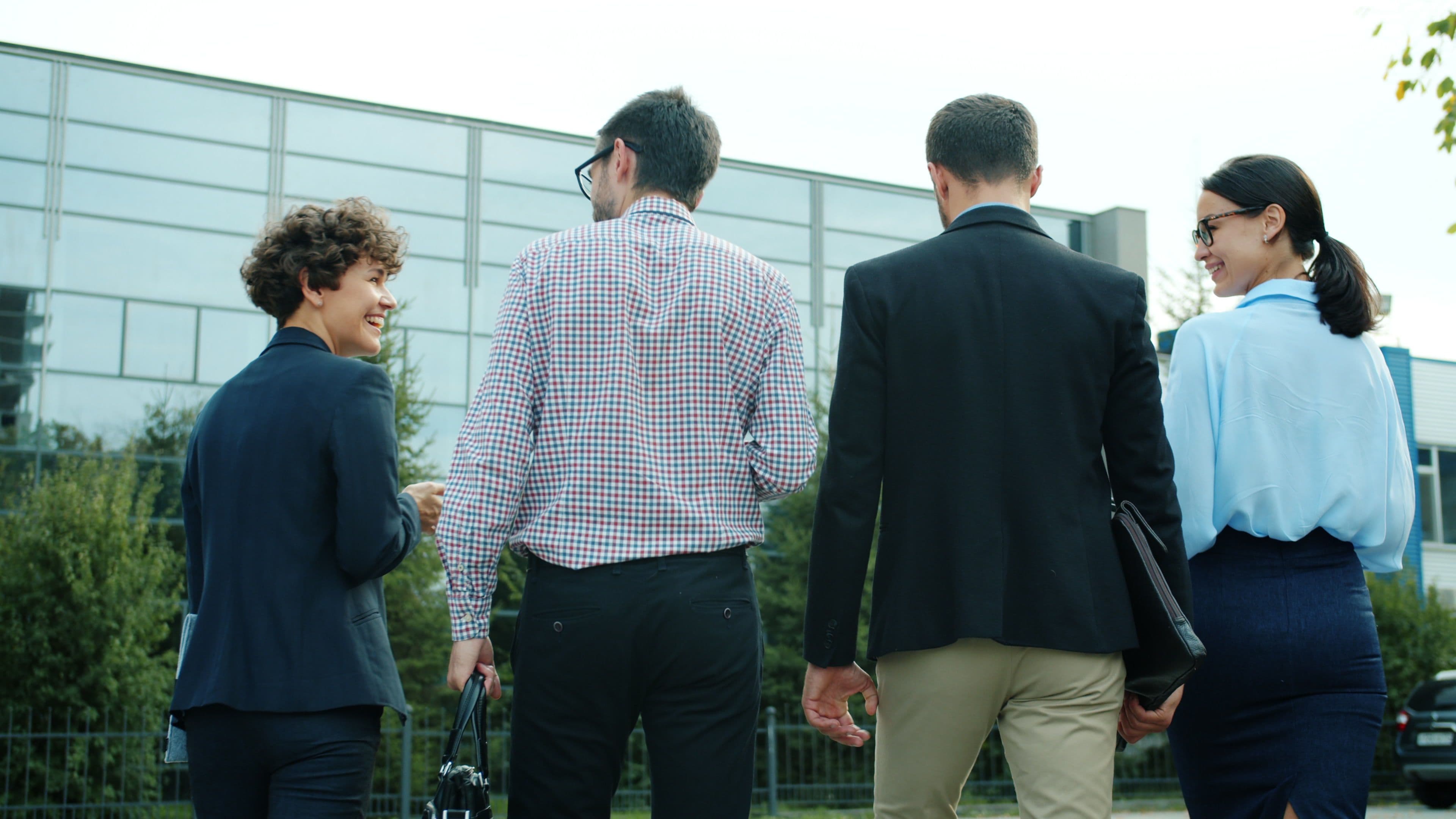 Equipo empresarial conversando al aire libre