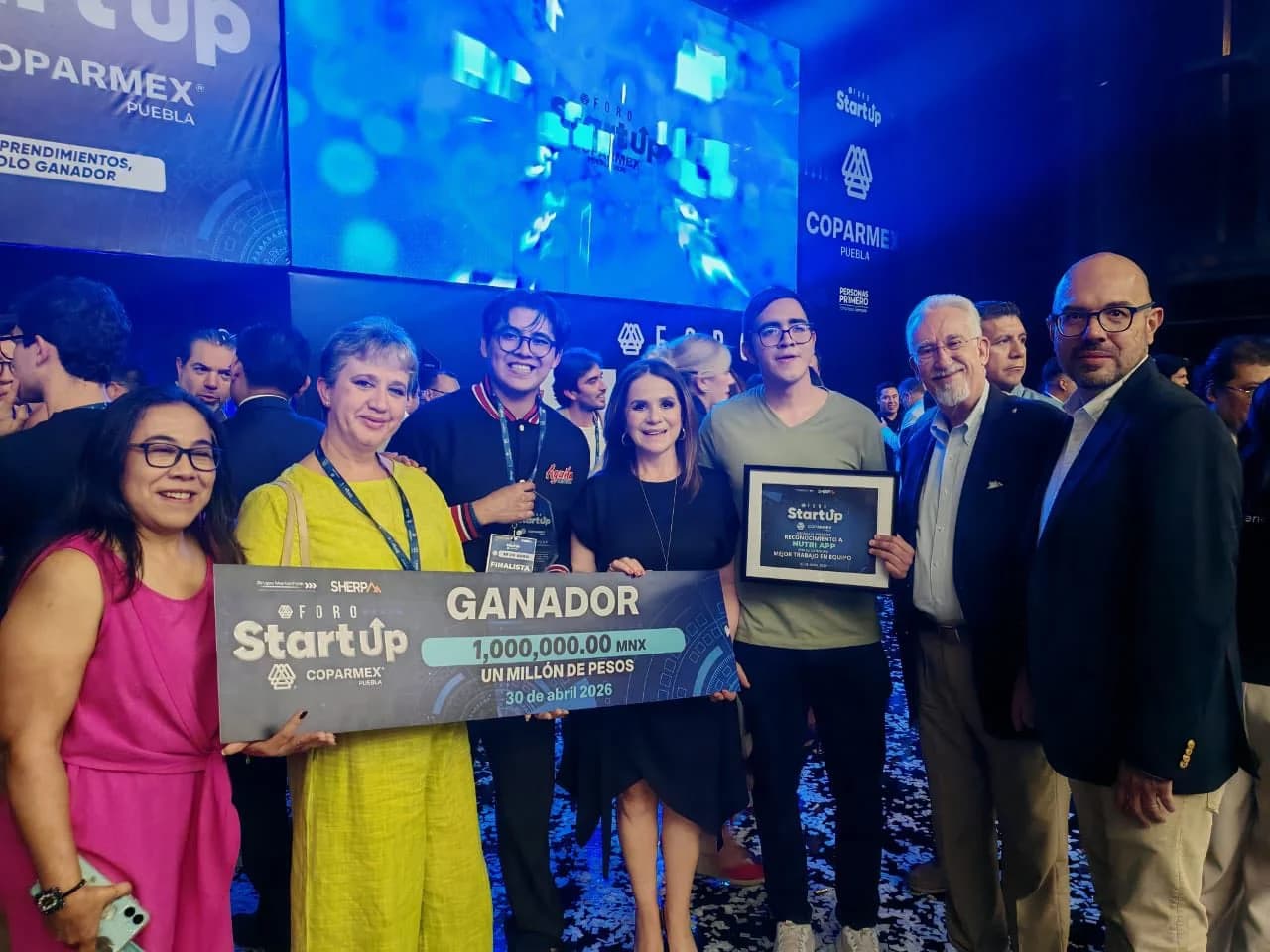 Equipo de NutriiApp con representantes de COPARMEX durante la premiación